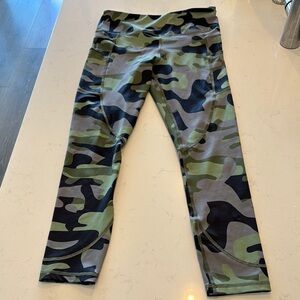 Zyia women’s Camouflage Leggings NWOT Sz 6-8